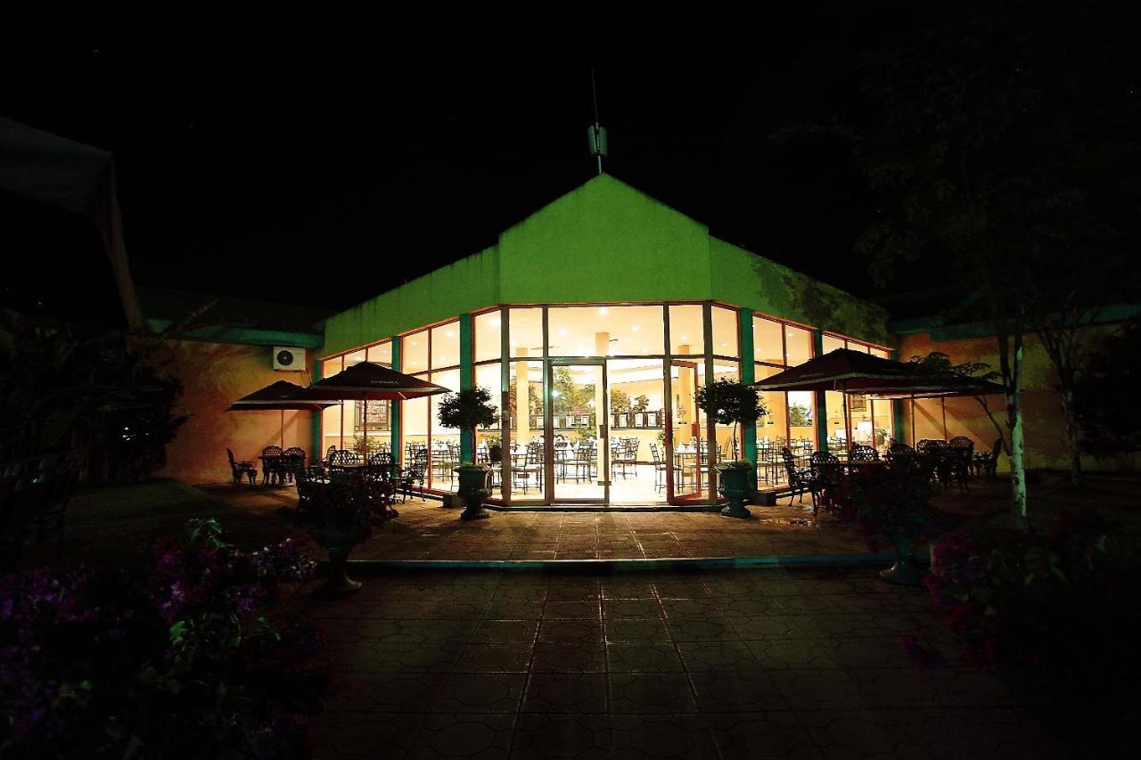 Crossroads Hotel Lilongwe Zewnętrze zdjęcie